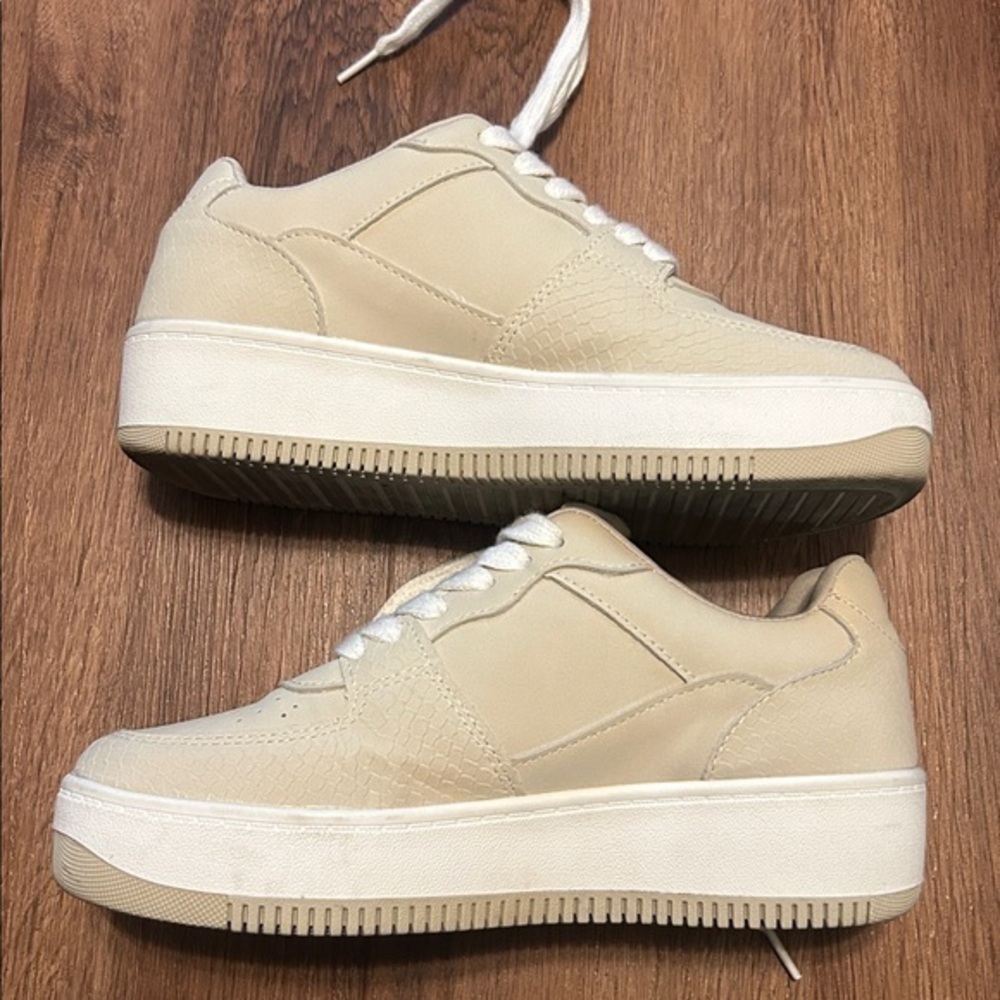 7 M 7M Call It Spring vegan sneakers cushioned B.E.D Foam beige white